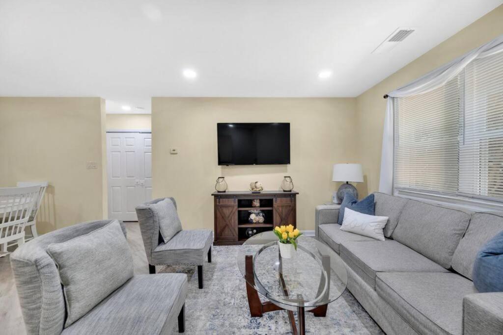 Cozy 2 Bedroom Duplex In Charlotte, Jacuzzi, Sleeps 6 Plus 2 Kültér fotó